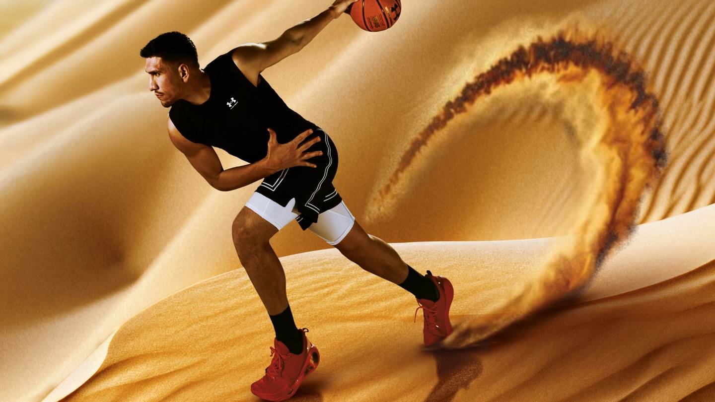 Από την άμμο στο παρκέ: Ο Γιαννούλης Λαρεντζάκης φωτογραφίζεται φέρνοντας πίσω την πρώτη έκδοση HeatGear® - Baselayer της Under Armour.