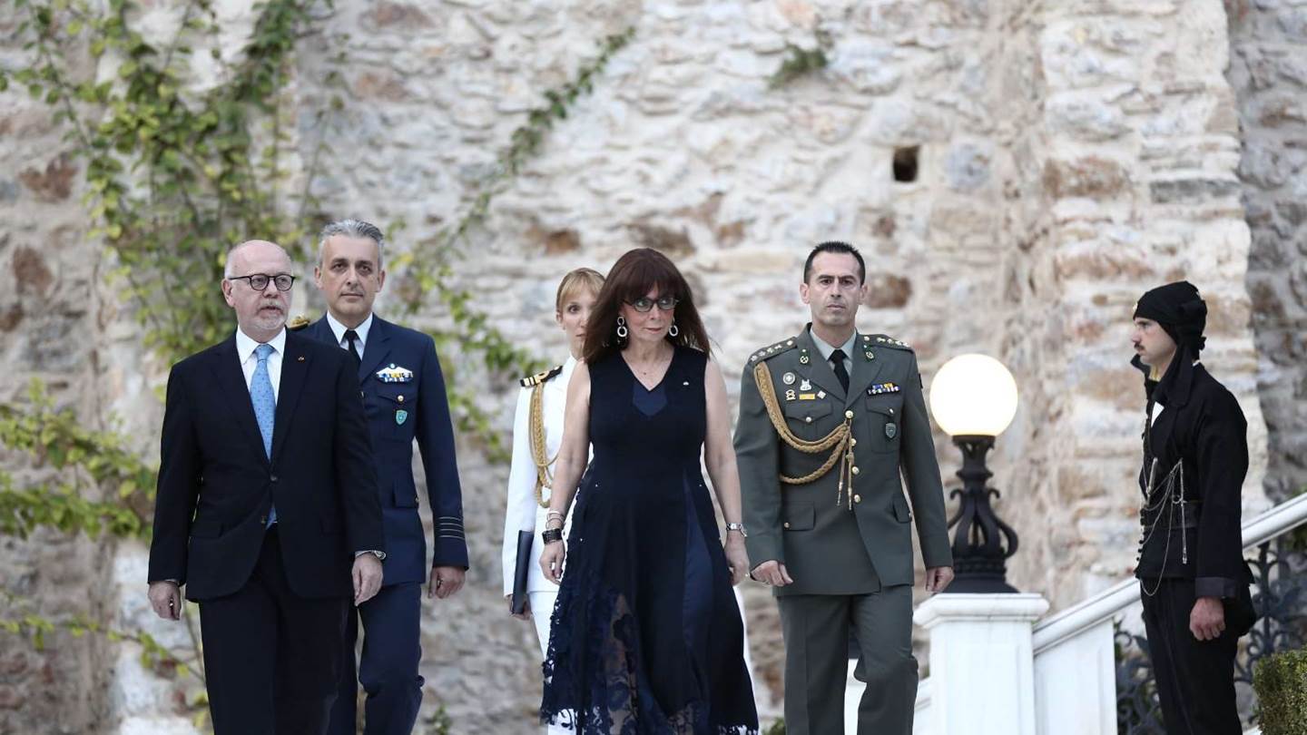 Η Κατερίνα Σακελλαροπούλου θα συναντηθεί σήμερα με τη μοναδική κάτοικο της Κινάρου