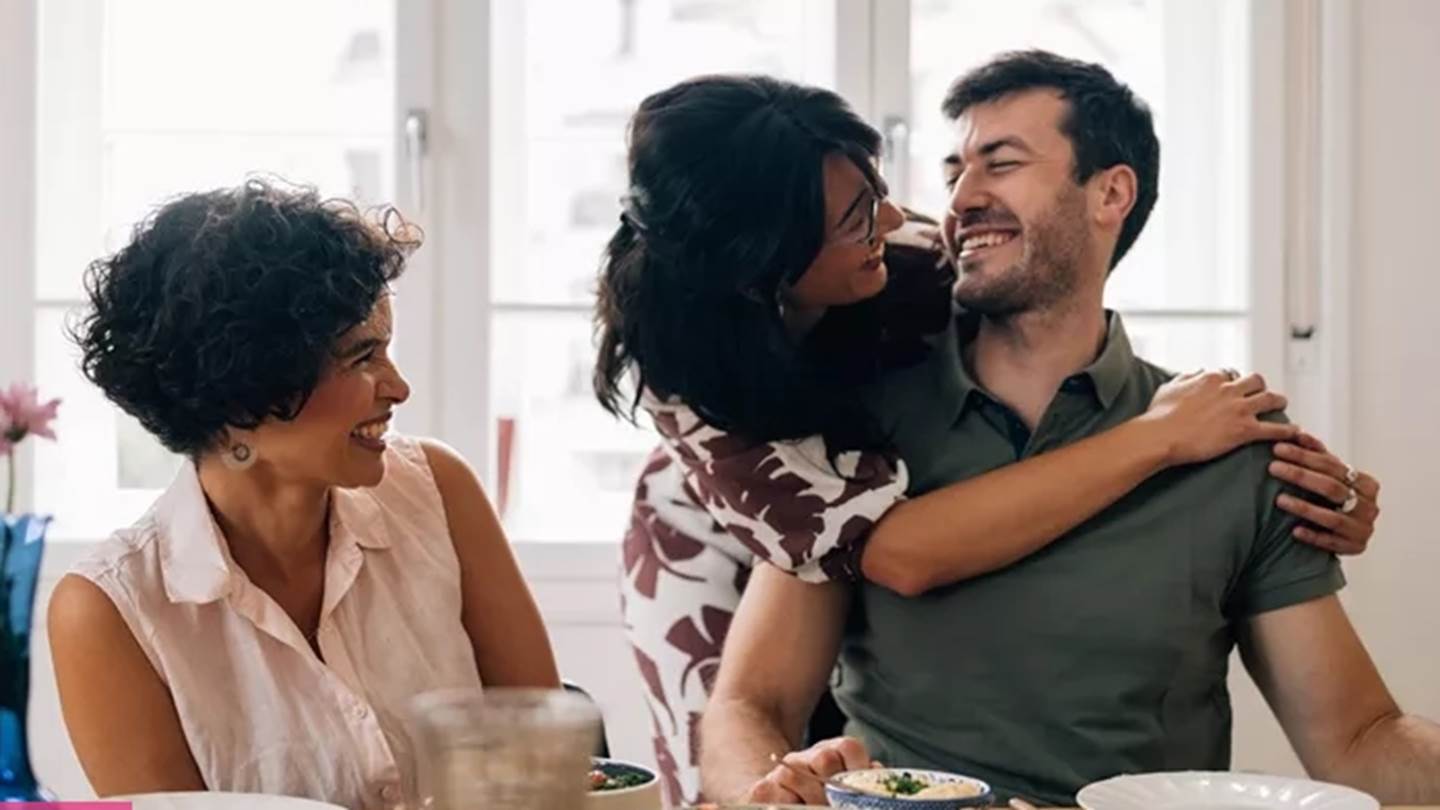 Sunday lunch with friends | Το κυριακάτικο ritual που σκορπίζει μαγεία