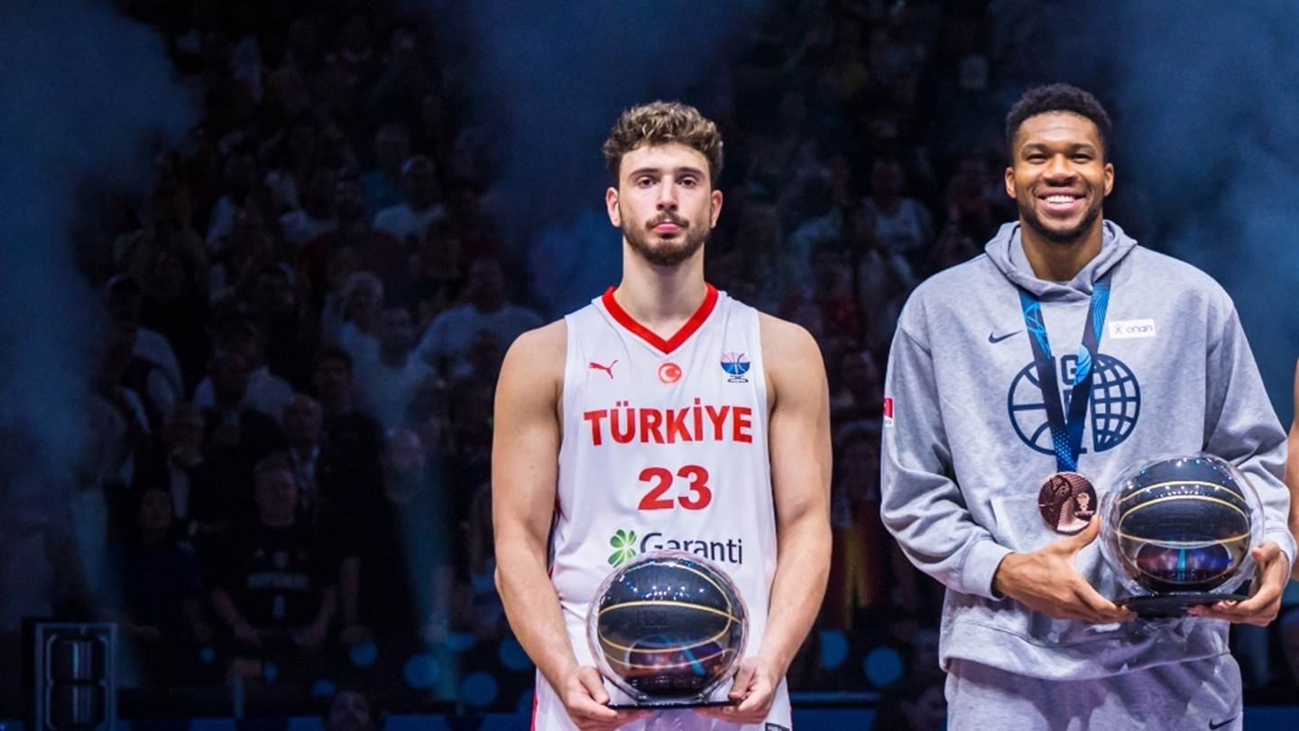Γιάννης και Σενγκούν μας χάρισαν το beef του EuroBasket-το βίντεο που δεν ανταλλάζουν χειραψία