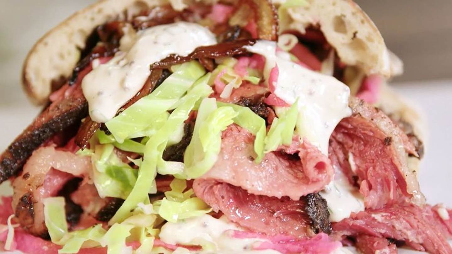 Αυτό το σάντουιτς με παϊδάκια και παστράμι είναι μια foodporn φαντασίωση