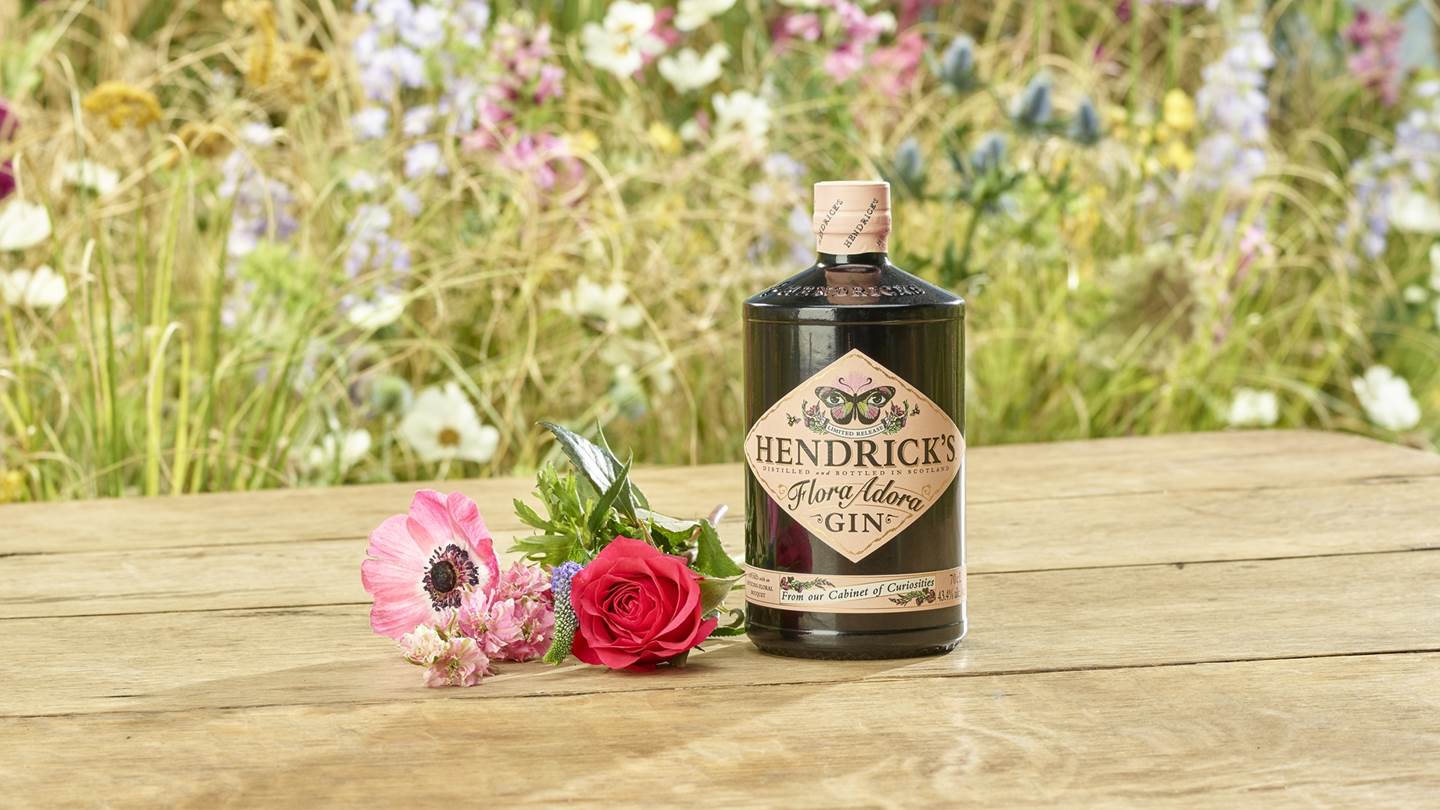 Hendrick's Flora Adora gin, μία ασυνήθιστα λουλουδένια έκρηξη απόλαυσης