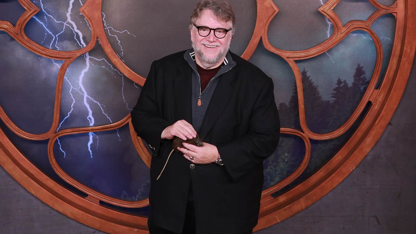 Μέσα στη βιβλιοθήκη του Guillermo del Toro-τα βιβλία και οι συγγραφείς που τον εμπνέουν