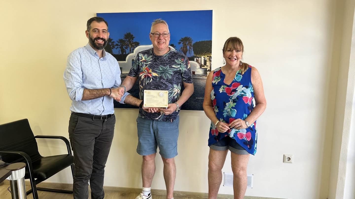 Στο μεταξύ η Ρόδος τίμησε ζευγάρι Βρετανών που έχει επισκεφτεί το νησί πάνω από 100 φορές