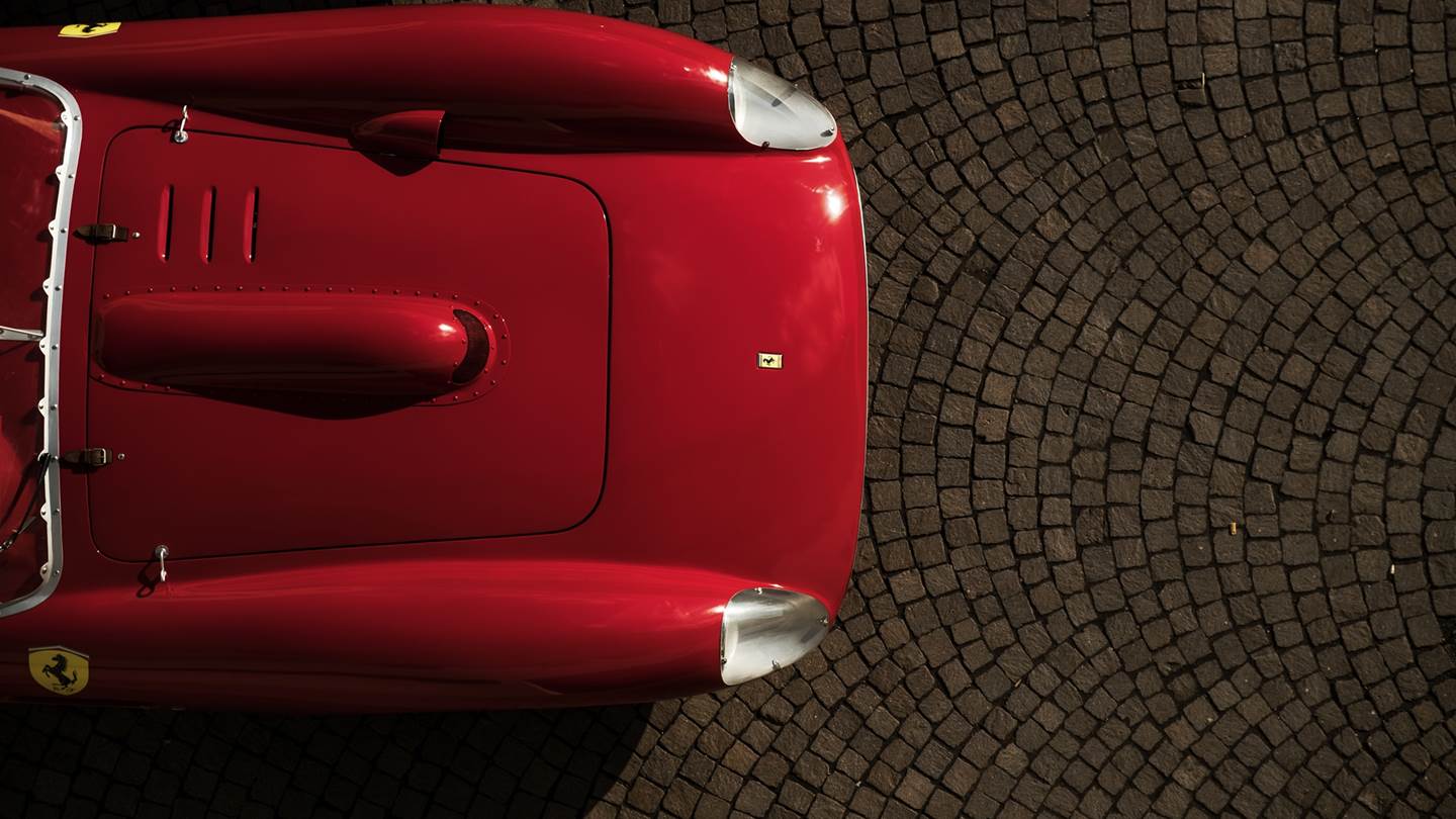 Η Ferrari απαγορεύει στους υπαλλήλους της να αγοράζουν τα νέα σπορ αυτοκίνητά της. Αλλά γιατί;