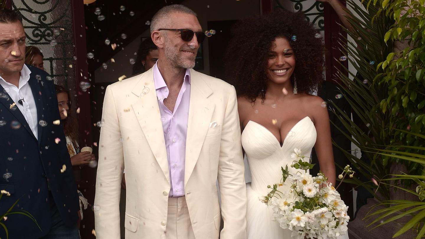 Κομμένο και ραμμένο για ροκ σταρ το γαμπριάτικο κοστούμι του Vincent Cassel