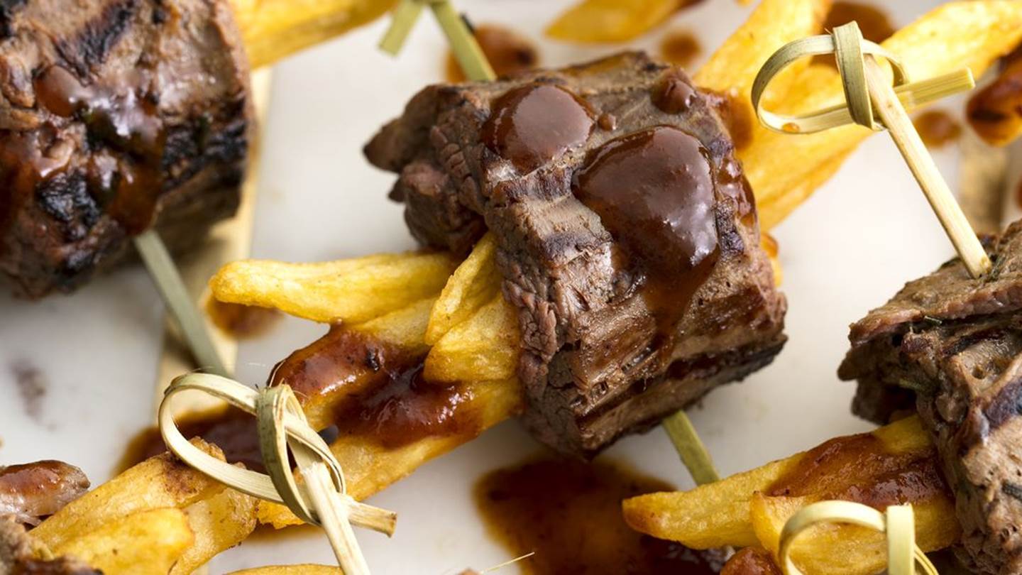 Τι γίνεται όταν τυλίγεις μπουκιές μπριζόλας με πατάτες τηγανητές