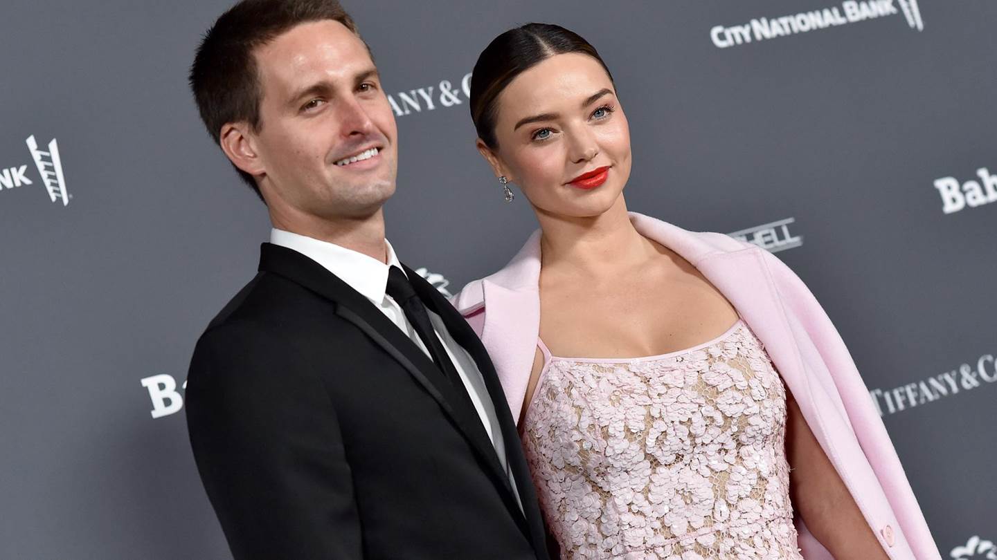 H Miranda Kerr αποπλήρωσε τα χρέη φοιτητών σε πανεπιστήμιο της Καλιφόρνια