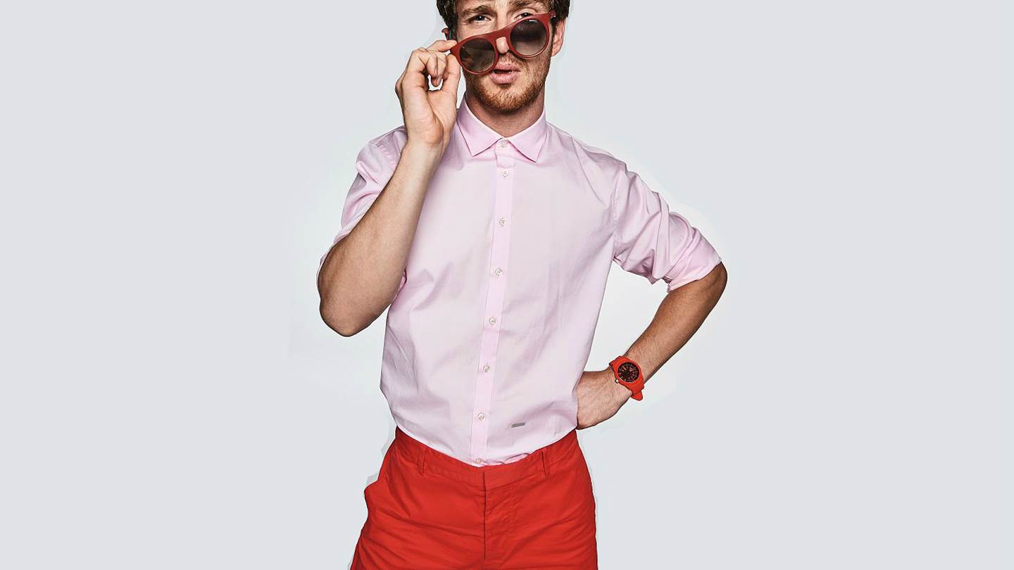 Τα χρωματιστά παντελόνια ζωντανεύουν κάθε καλοκαιρινή σου εμφάνιση