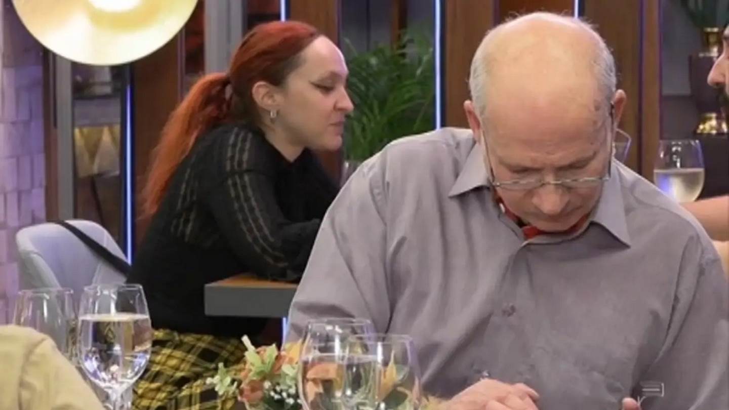 Υπερπαίκτης στο First Dates έβλεπε Ολυμπιακό κατά τη διάρκεια του ραντεβού