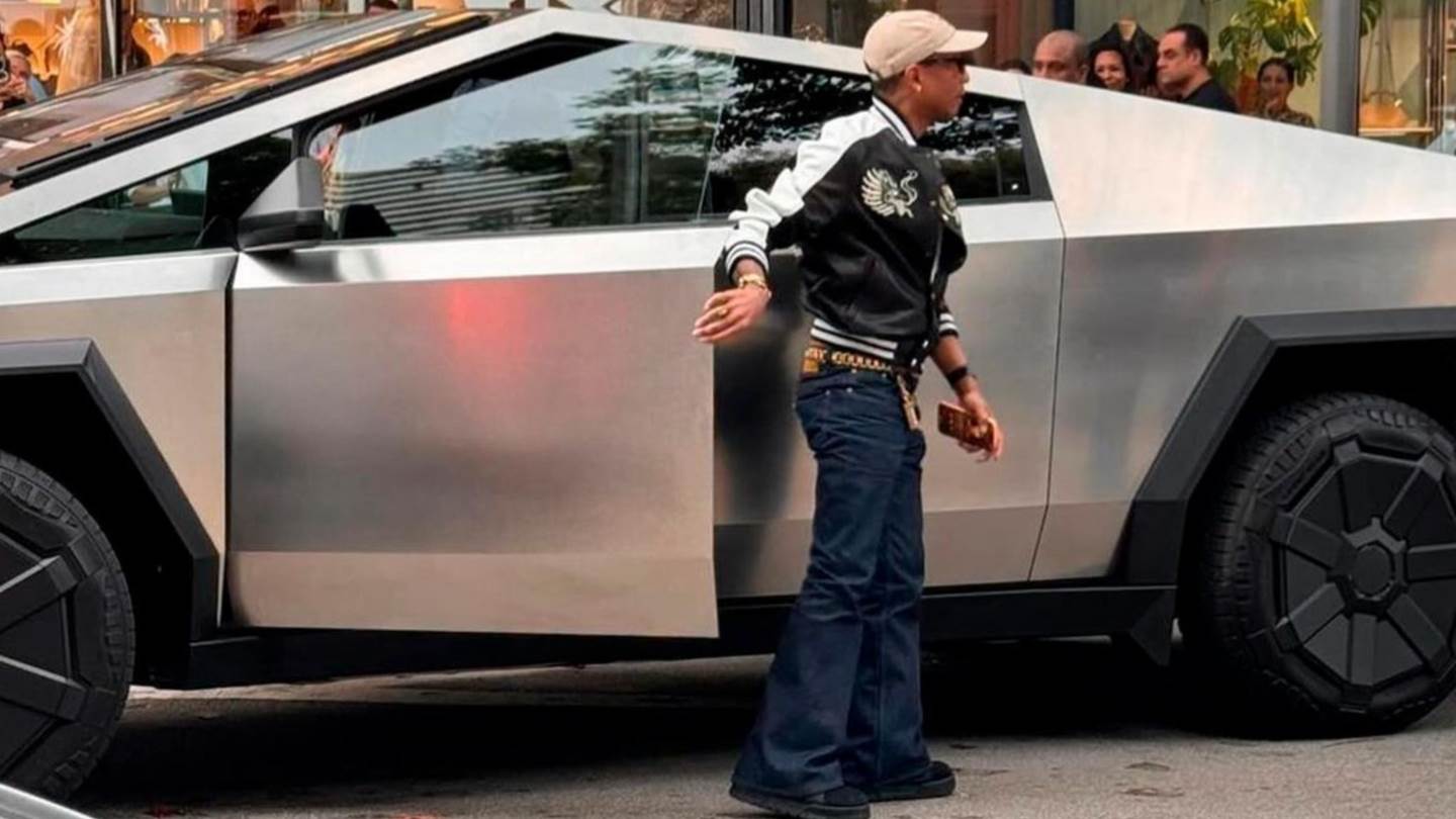 Από τον Pharell Williams στη Lady Gaga, το Tesla Cybertruck είναι το όχημα των αστέρων