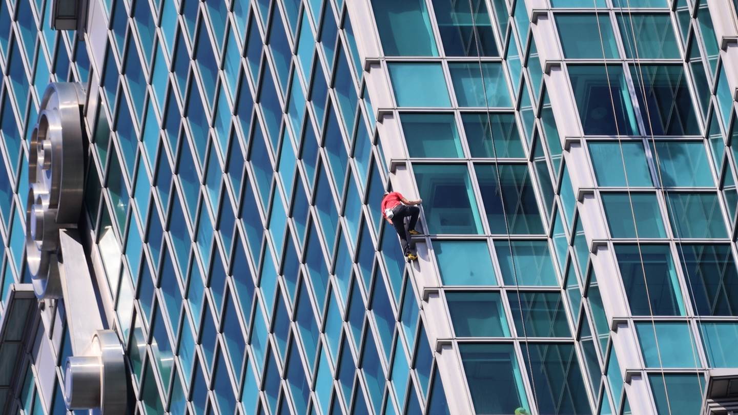 Ο θρύλος Alex Honnold σκαρφάλωσε κτίριο 101 ορόφων χωρίς καμία ασφάλεια