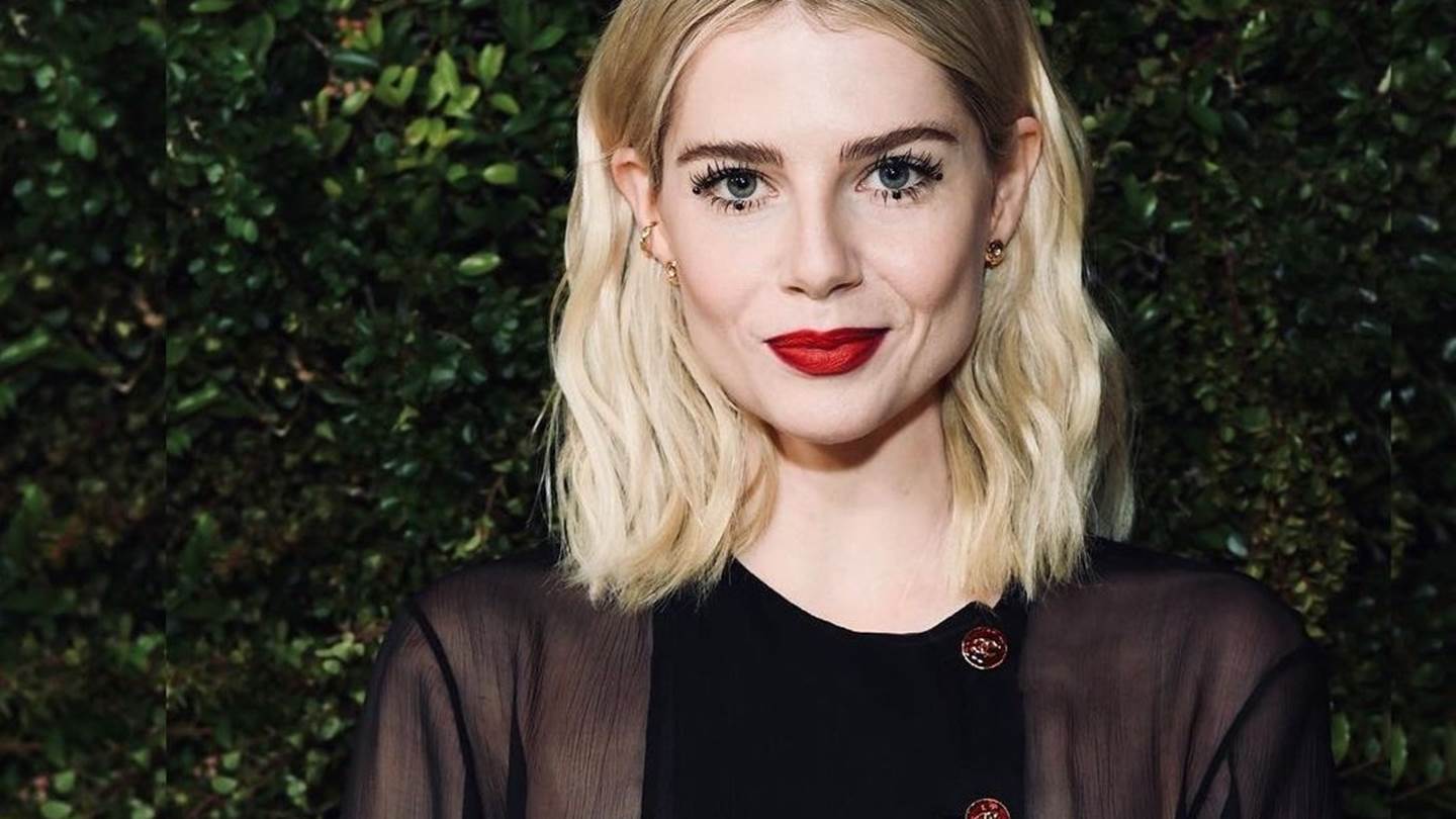 Κάμερα στη Lucy Boynton