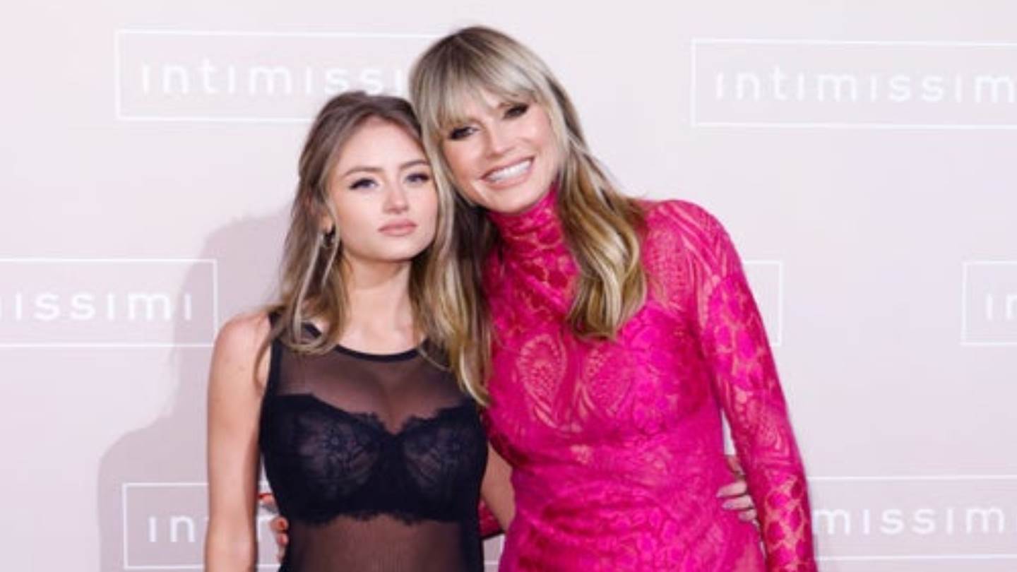 H Heidi Klum και η κόρη της Leni 'κάνουν' τα ωραιότερα στολίδια σε χριστουγεννιάτικο δέντρο