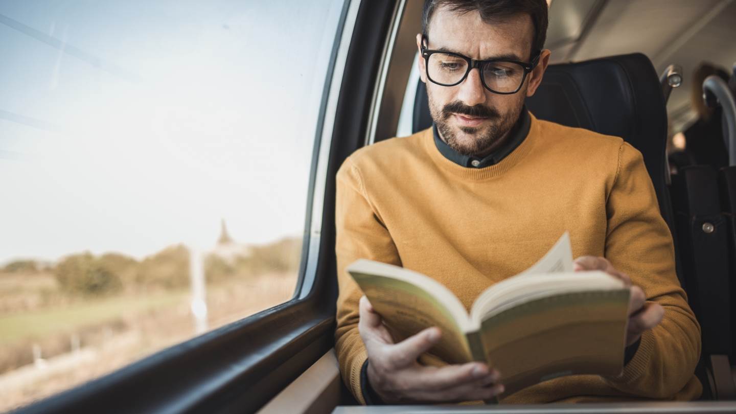 Γιατί το να προσποιείσαι ότι διαβάζεις βιβλία στο μετρό γίνεται η νέα τάση