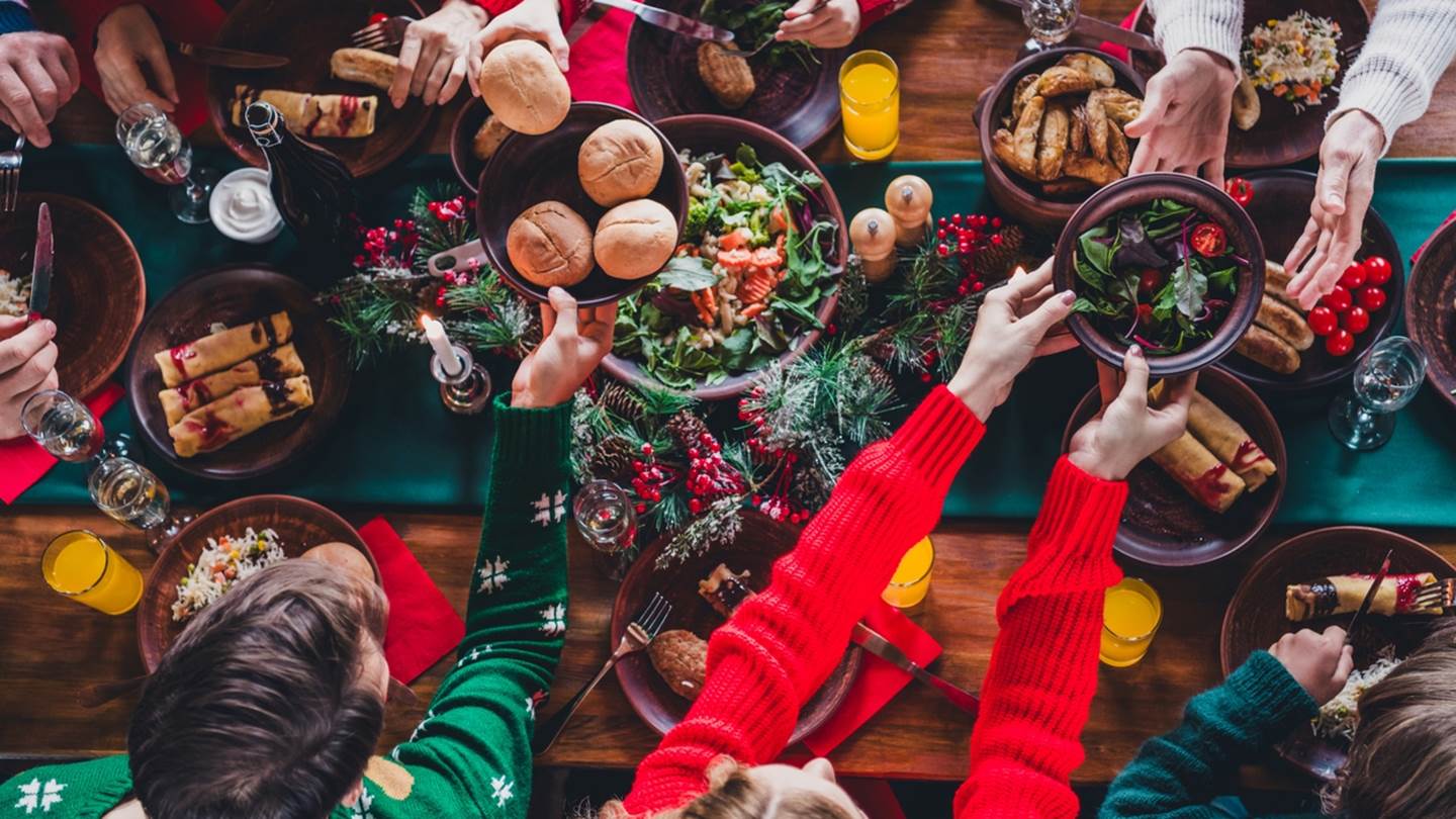 Για ποιο λόγο 'φαγώνονται' οι περισσότεροι μέσα στις γιορτές, σύμφωνα με το Harvard