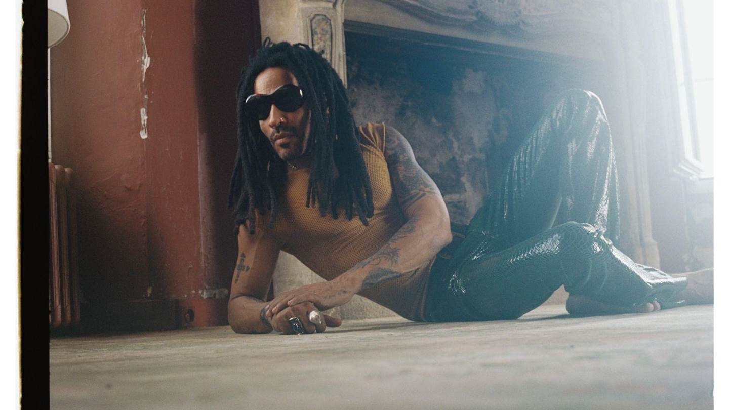 Στο video clip του Honey, ο Lenny Kravitz στάζει μέλι