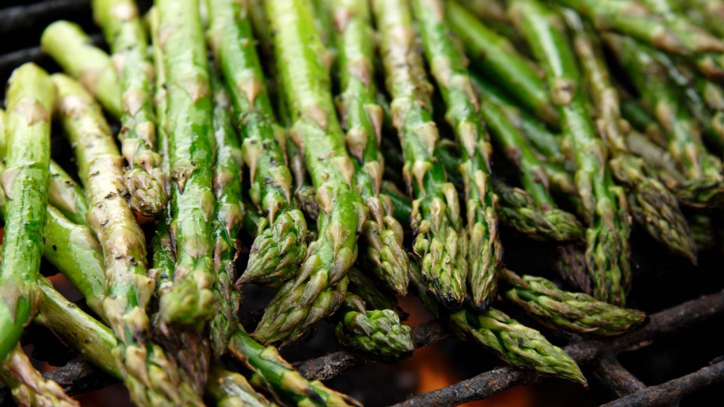 Οι άντρες κοροϊδεύουν τους φίλους τους που δεν τρώνε κρέας, σύμφωνα με νέα έρευνα