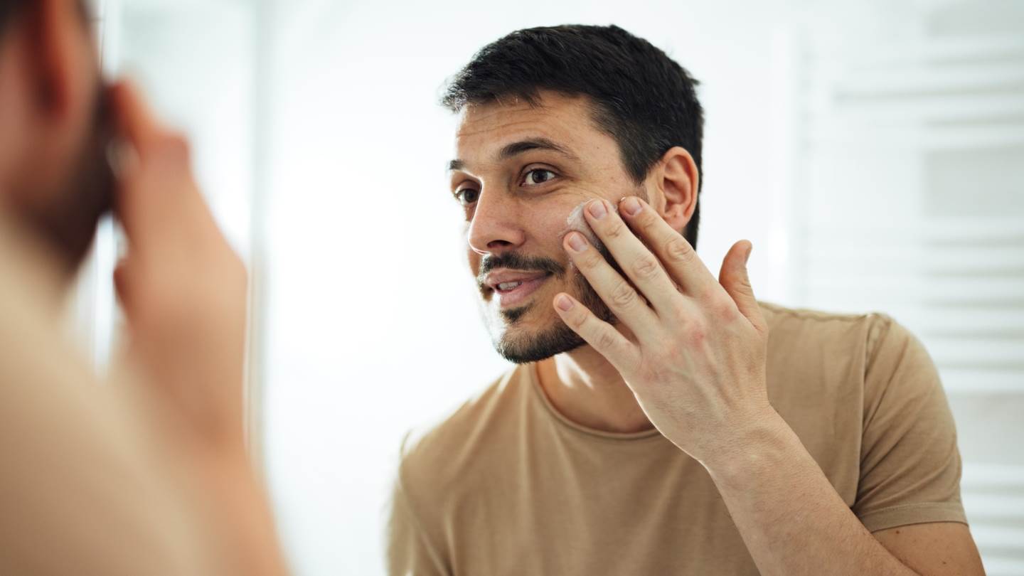 Λιπαρό δέρμα που γυαλίζει, μπορεί να 'στρώσει'