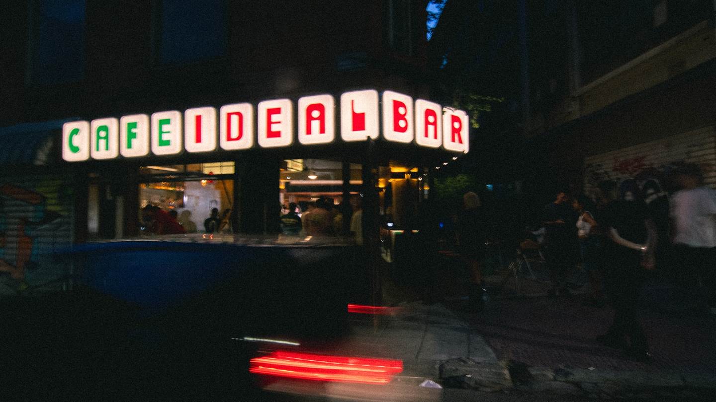 Το Ideal είναι το πιο χοτ μπαρ της Αθήνας αυτή τη στιγμή
