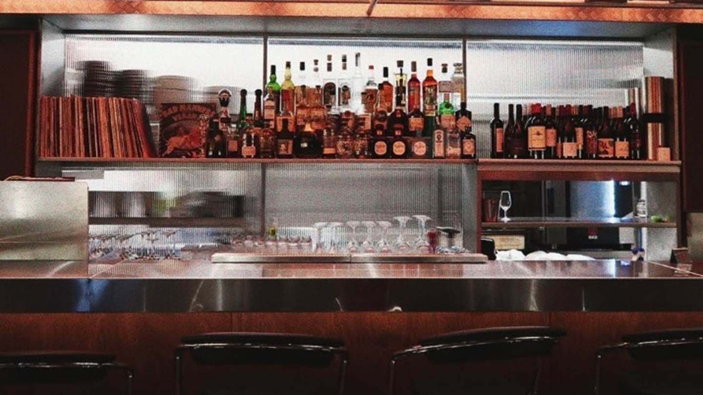 Βουλκανιζατέρ: Το μπαρ-εστιατόριο στο Κουκάκι όπου όλοι ψάχνουν τραπέζι αυτή τη στιγμή