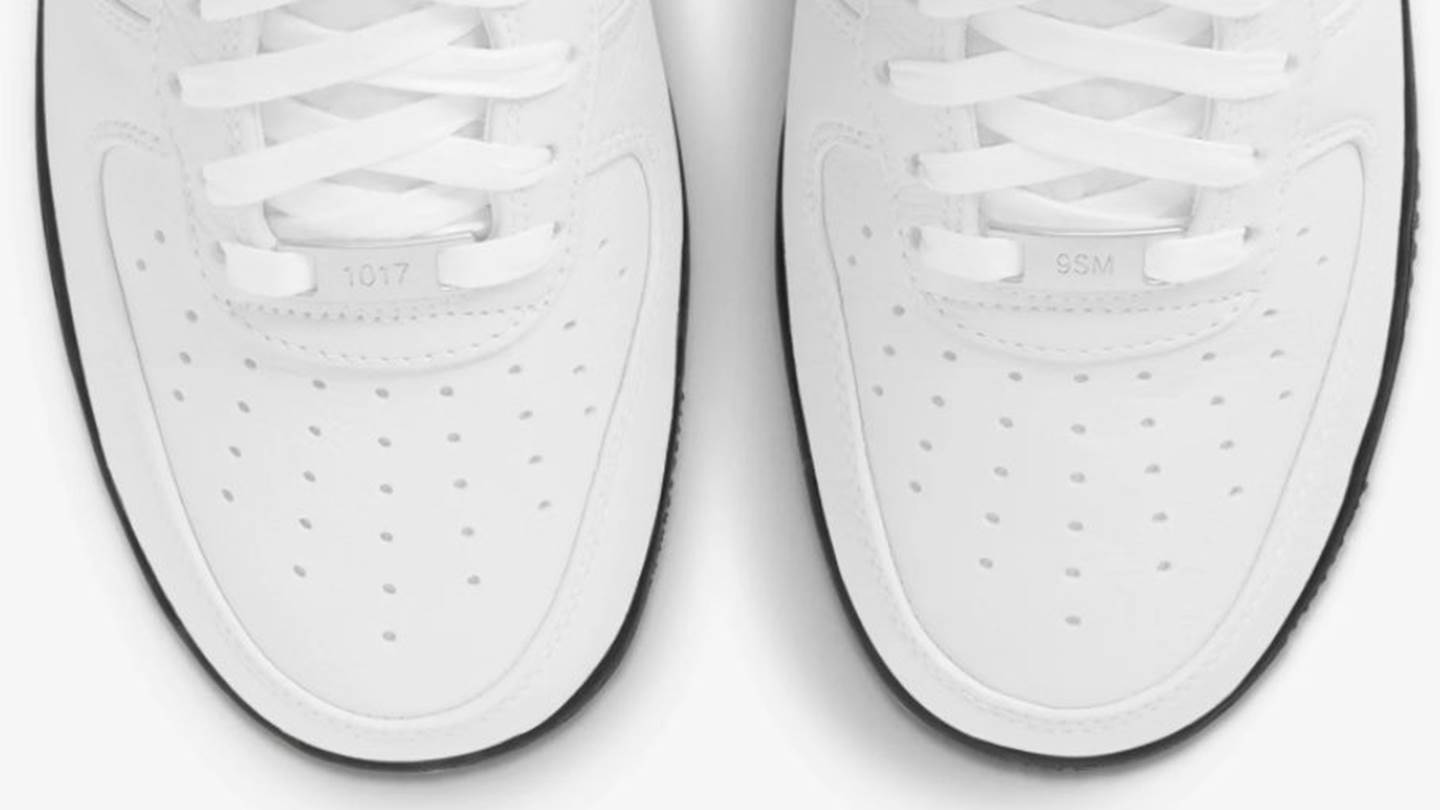 Η Nike κάνει ποδαρικό στο 2021 με τα νέα ασπρόμαυρα Air Force 1