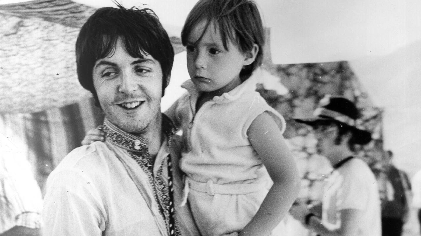Η μυθική συνάντηση Julian Lennon και Paul McCartney σε ένα αεροδρόμιο