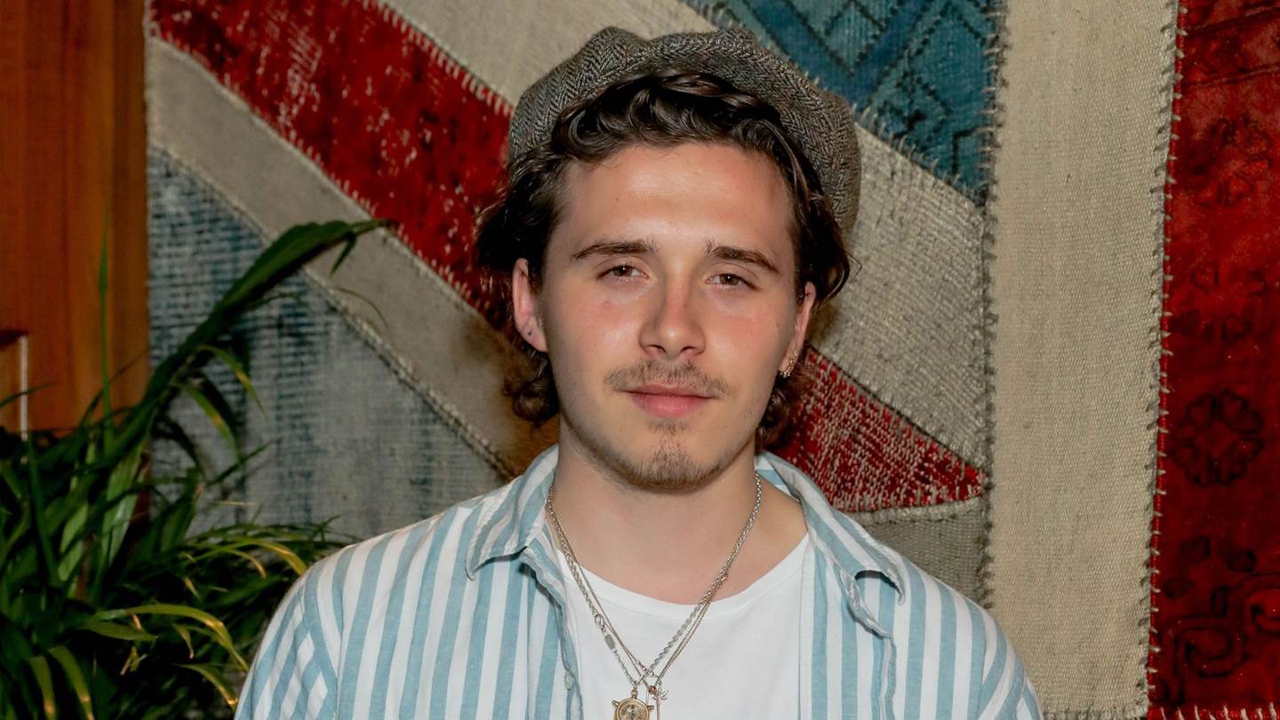 Ο Brooklyn Beckham και η μόδα των white dirty sneakers