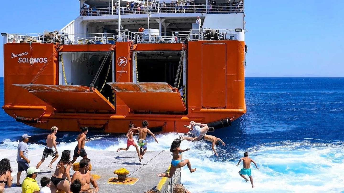 Γιατί είναι επικίνδυνο να βουτάς στα απόνερα πλοίου όπως κάνουν στη Σίκινο