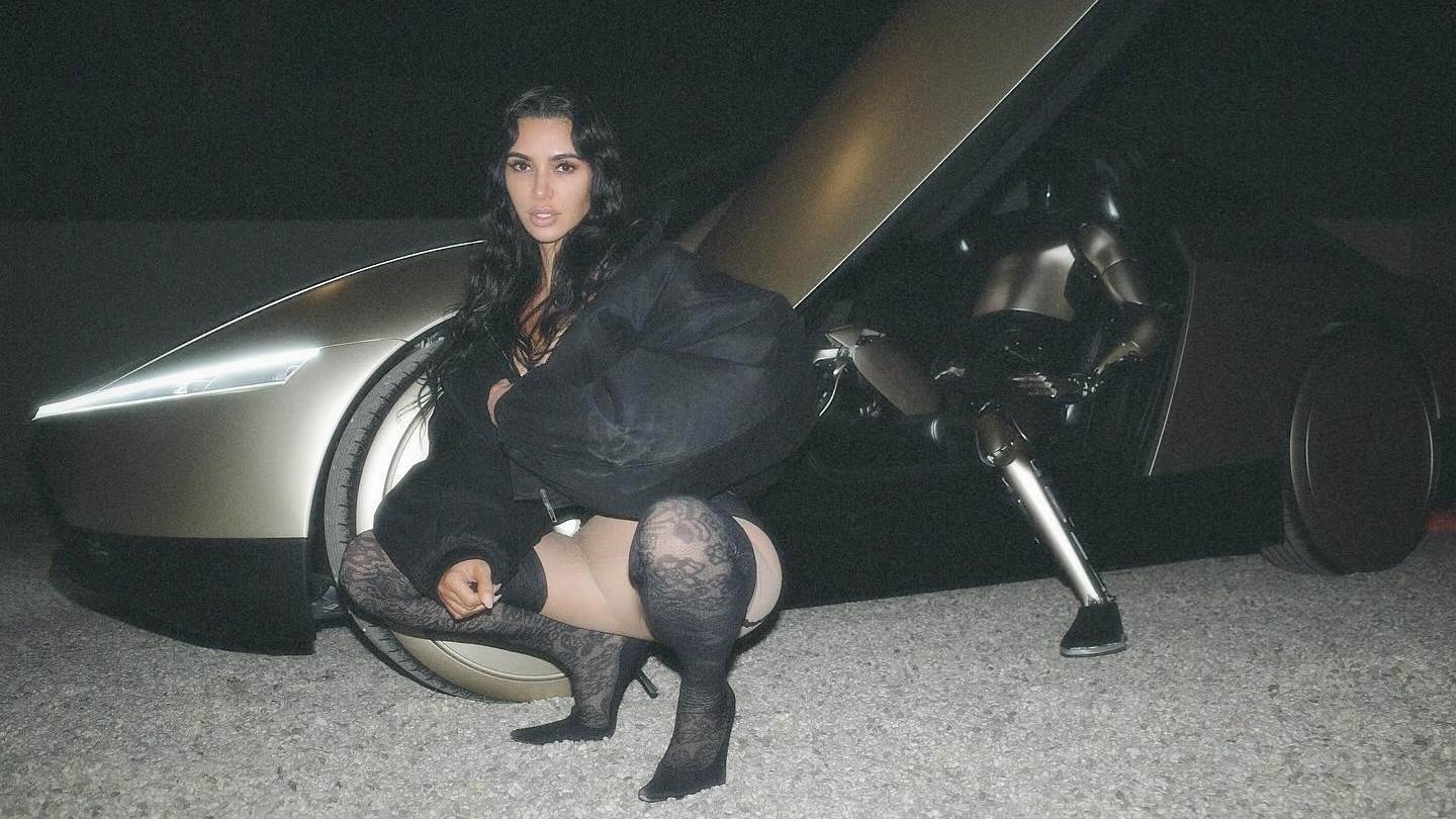 Η Kim Kardashian λύνει το μυστήριο για τις φωτογραφίες με το Tesla Cybercab
