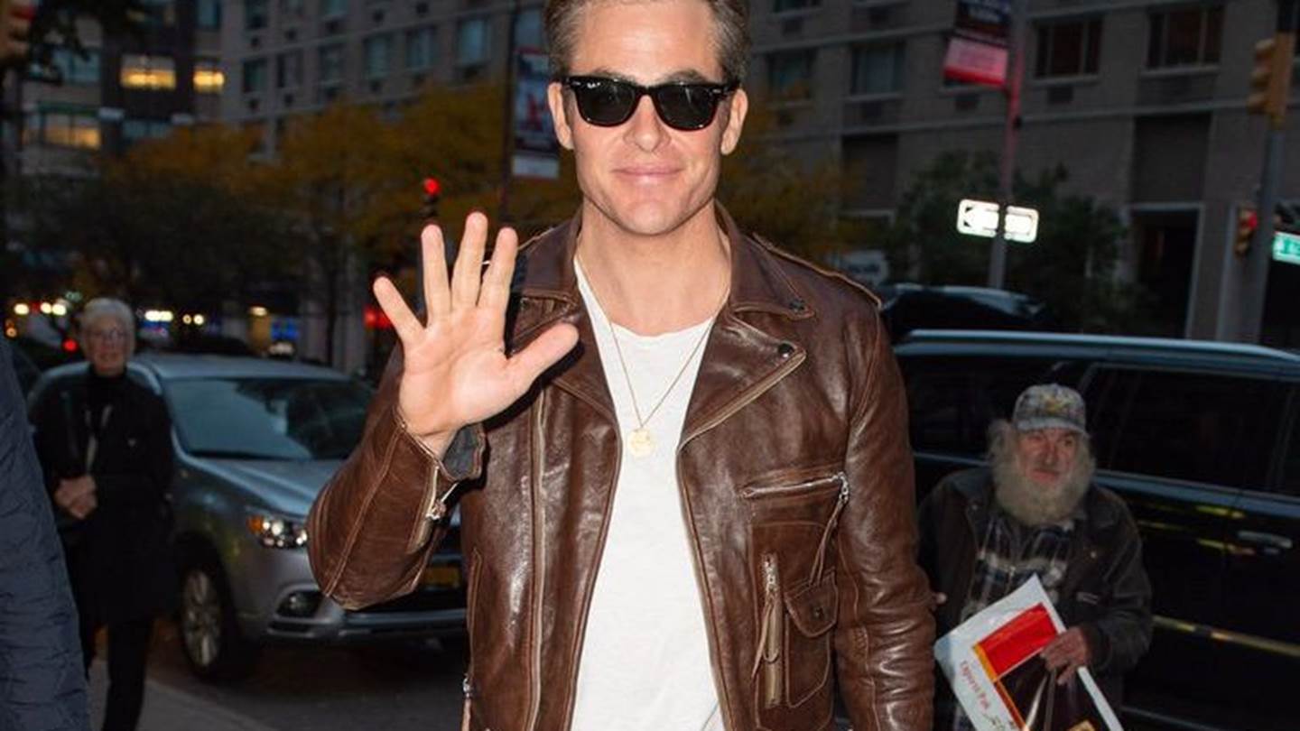 Το καφέ δερμάτινο μπουφάν είναι το νέο μαύρο