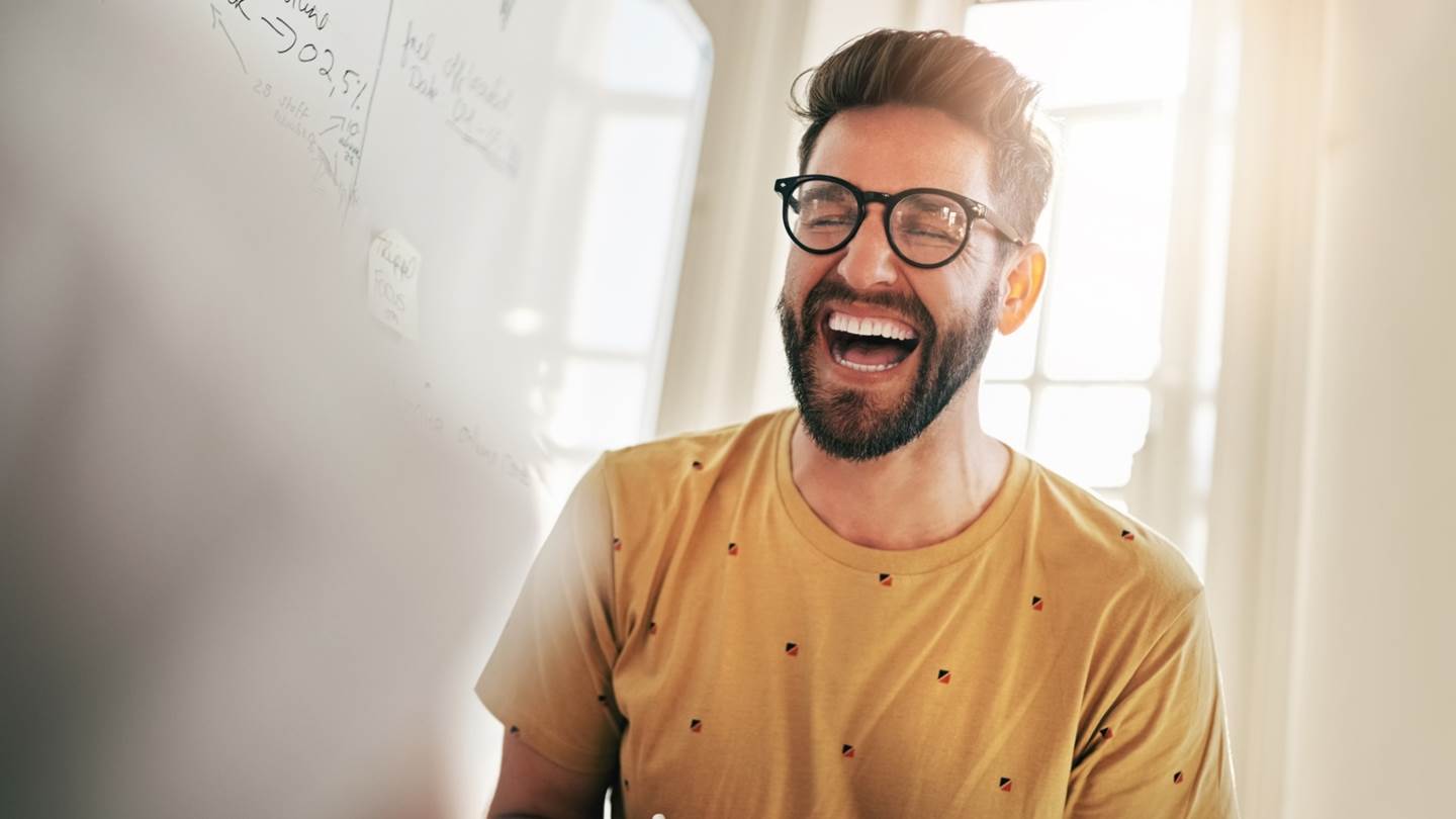 To χιούμορ κοντράρει στα ίσια την Ικαρία στη μακροζωία