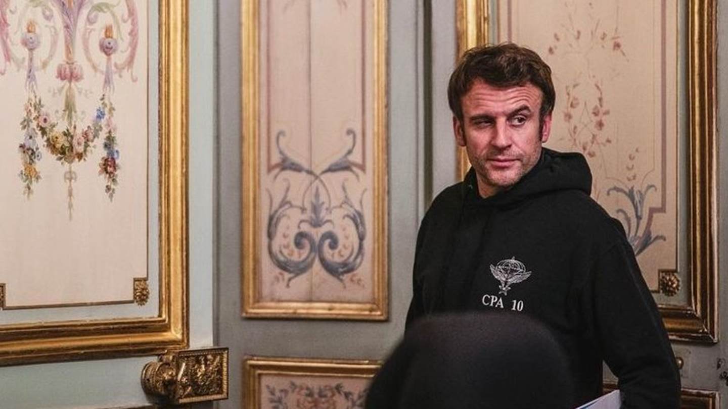 Το φούτερ του Emmanuel Macron έκανε τη δήλωσή του