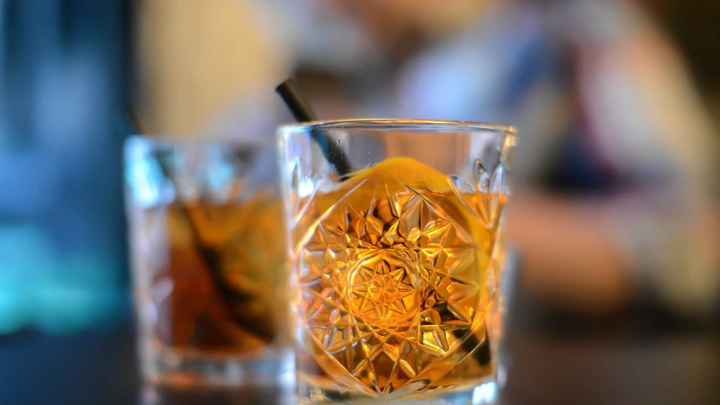 Κι όμως ένα Old Fashioned αναβαθμίζεται με ρούμι και mezcal