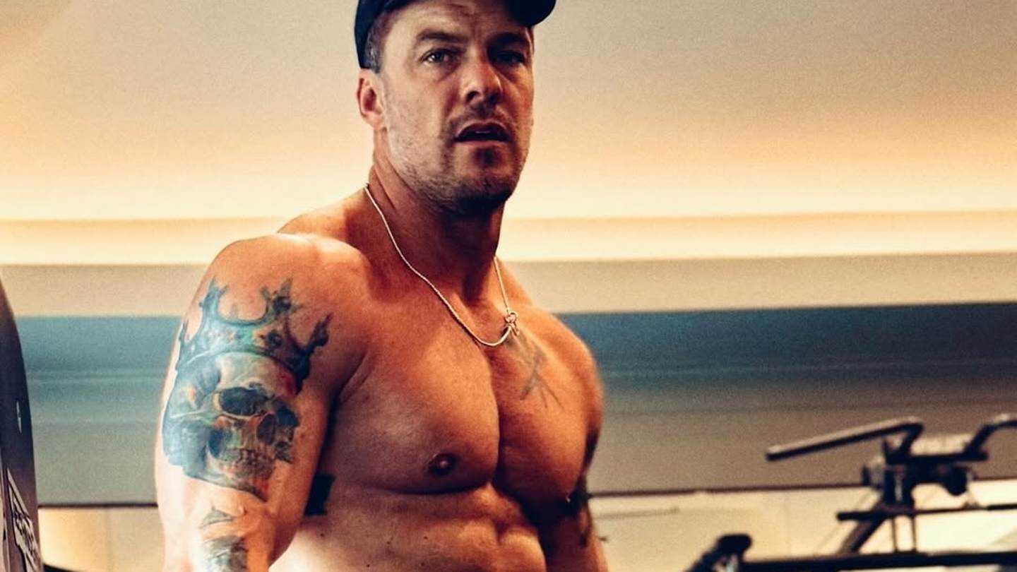 Ο Alan Ritchson μοιράστηκε στο Instagram τα tips του για γυμναστική και διατροφή