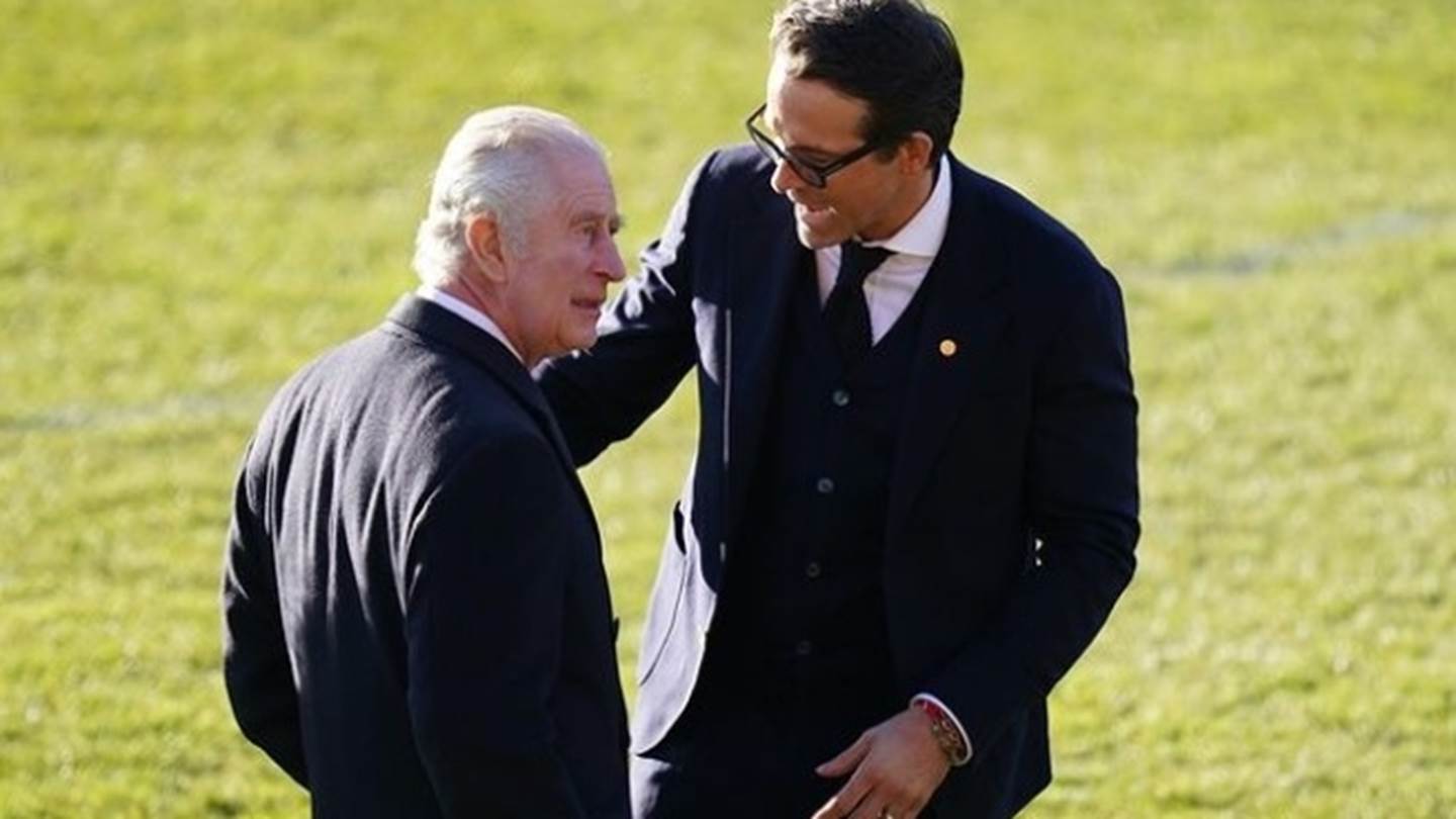 O Ryan Reynolds έφερε μέχρι και τον Βασιλιά στο Ρέξαμ