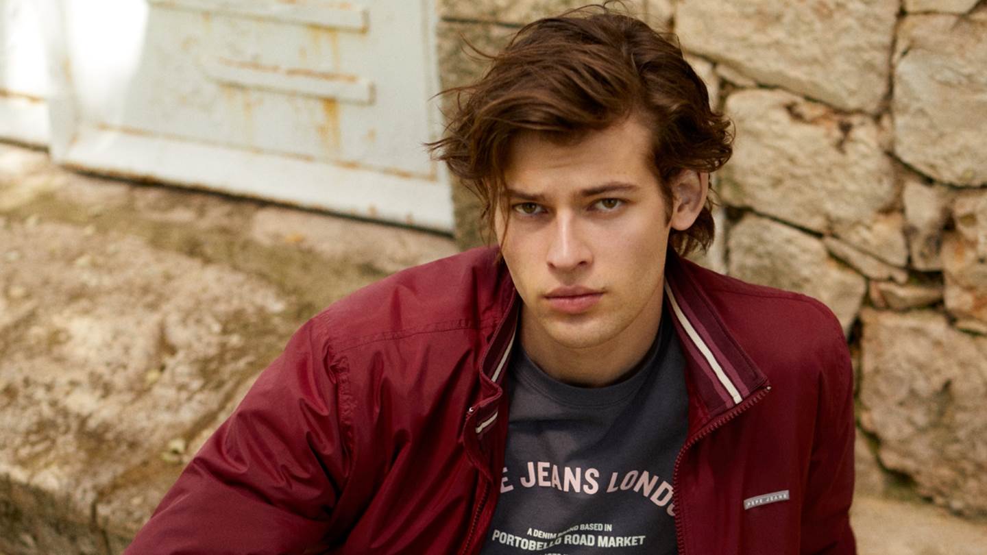 Στιλάτος στο κρύο και τη βροχή με την Pepe Jeans