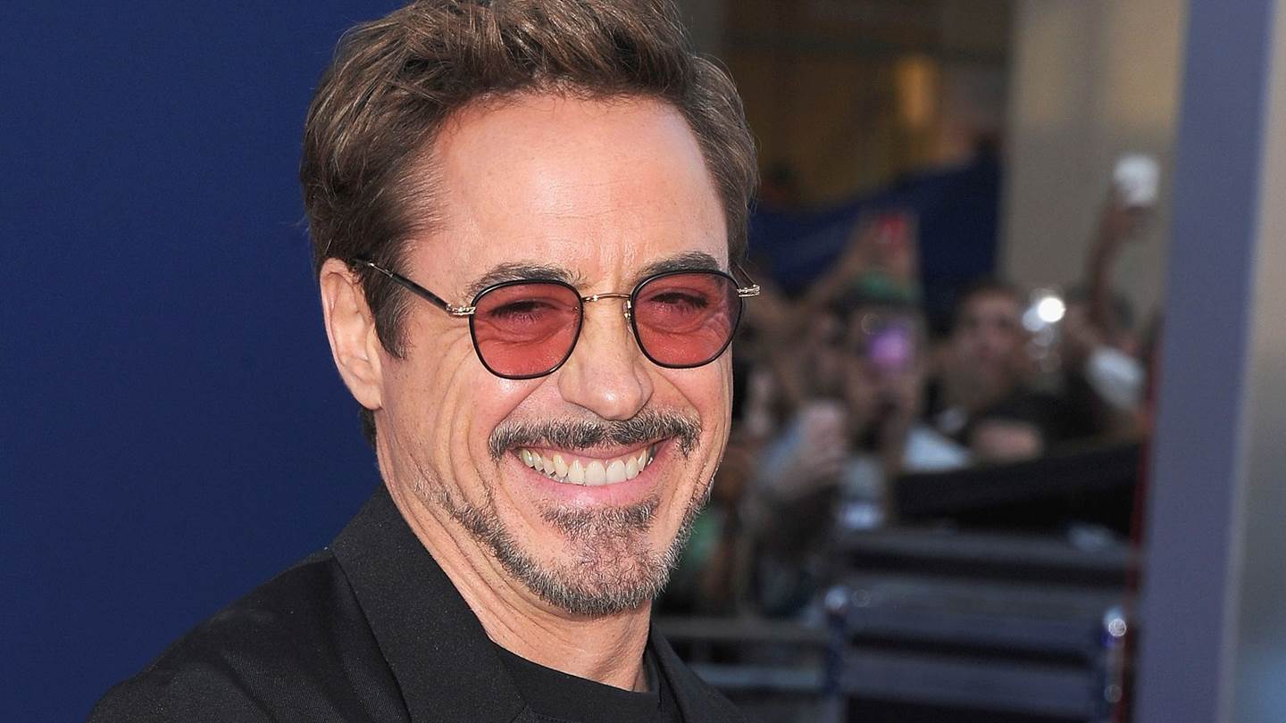 Η μόδα στα γυαλιά του φετινού χειμώνα παντρεύει το μέταλλο με το χρώμα