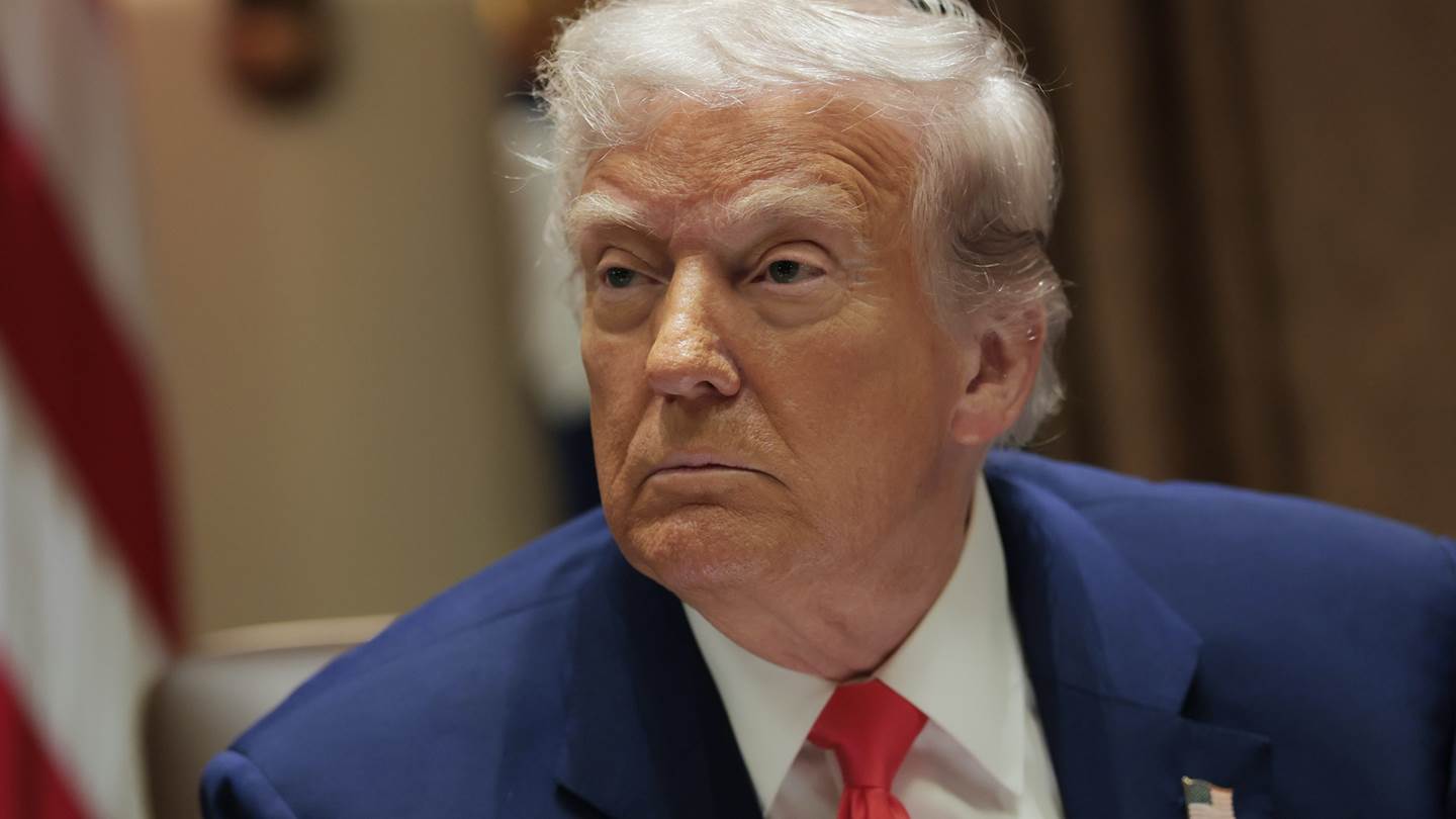 Γιατί ο Donald Trump εξαίρεσε iPhones και υπολογιστές από τους δασμούς