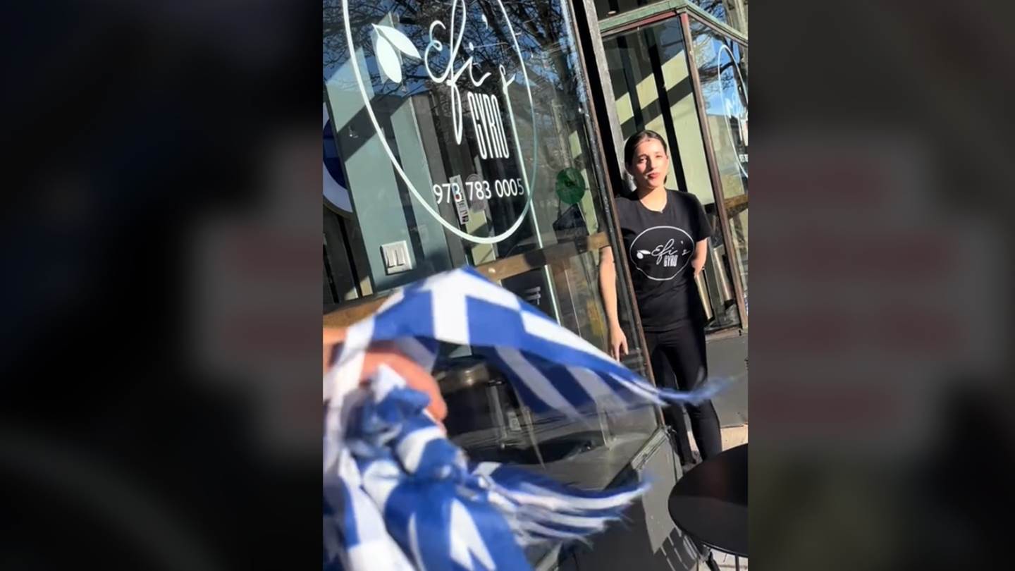Αμερικανίδα μπερδεύει την ελληνική σημαία με του Ισραήλ και κατηγορεί εστιατόριο για γενοκτονία