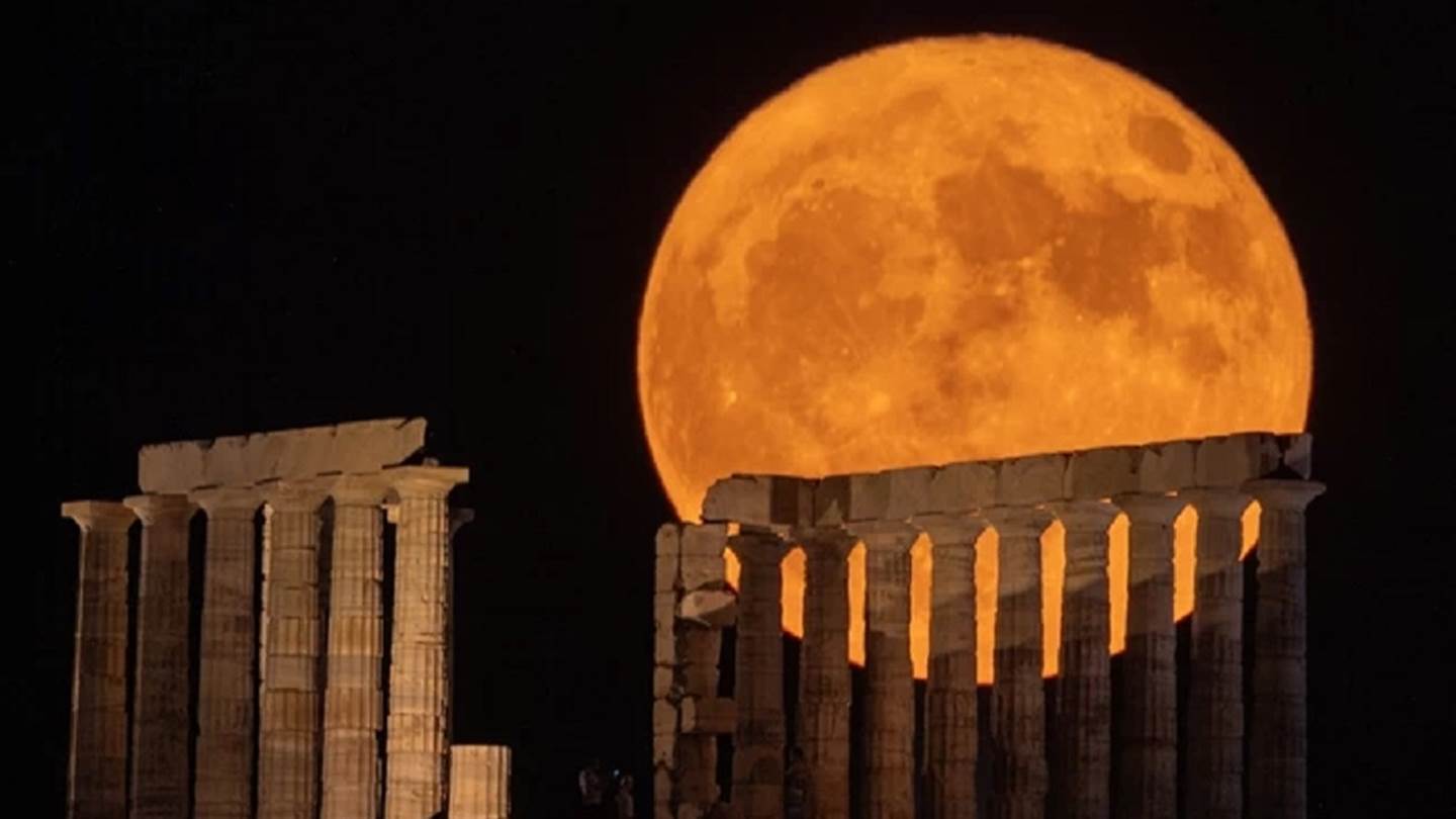 10+1 εντυπωσιακές φωτογραφίες από την πρώτη αυγουστιάτικη πανσέληνο