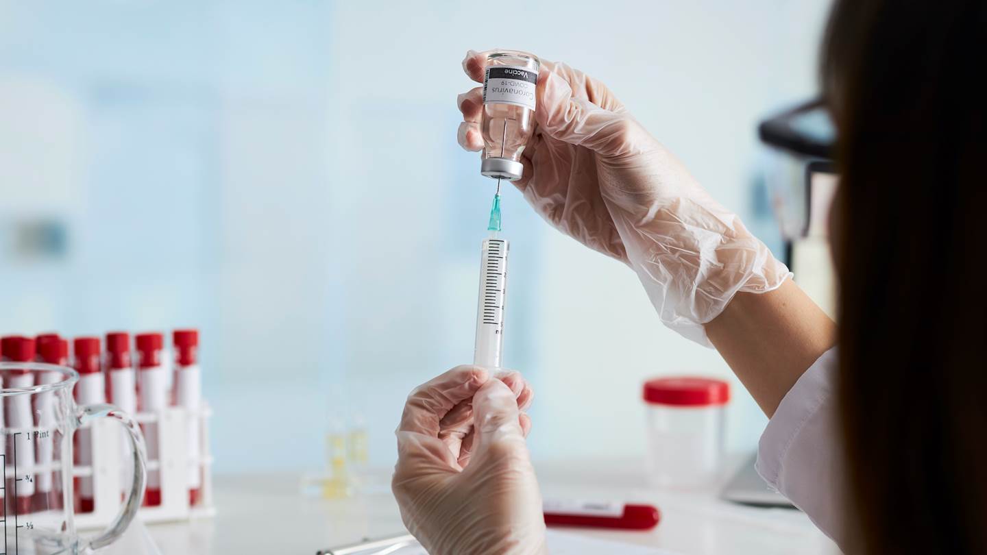 Η Βρετανία είναι η πρώτη χώρα παγκοσμίως που ενέκρινε το εμβόλιο των AstraZeneca/Οξφόρδης