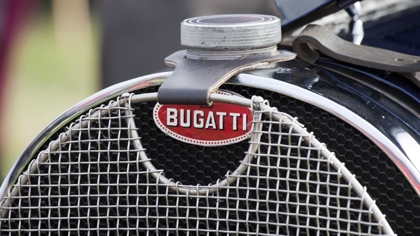 Η Bugatti μόλις αποκάλυψε την άγνωστη σχέση της με τον Alain Delon