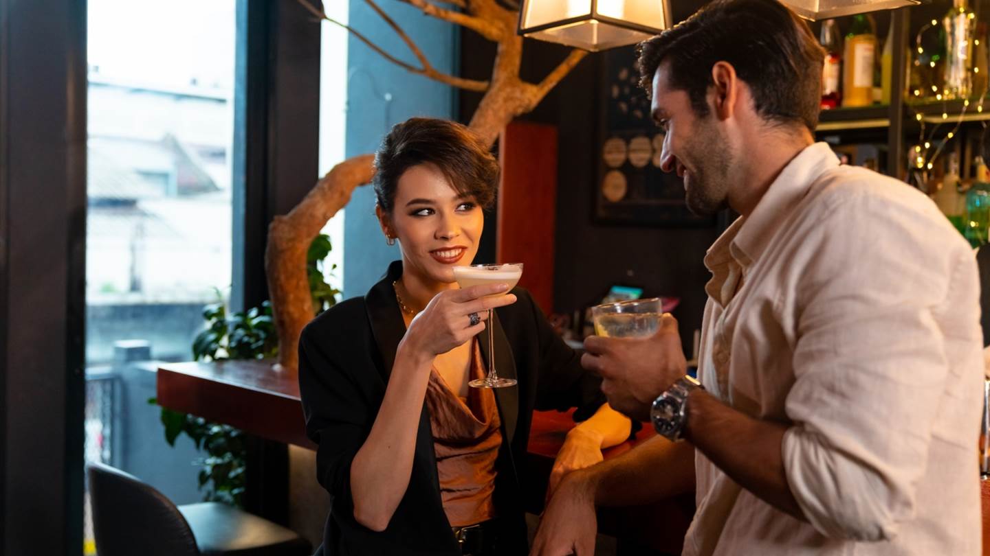 Αυτά είναι τα κρυφά σημάδια που στέλνεις χωρίς να το ξέρεις στο φλερτ