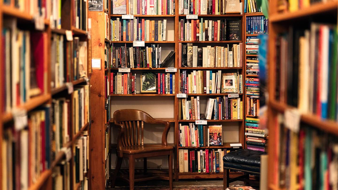 Ανοίγουν από Δευτέρα κομμωτήρια και βιβλιοπωλεία