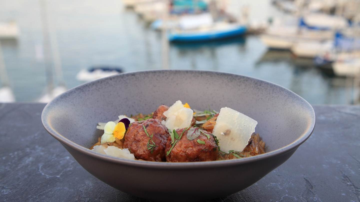 Bites & Wine: Εκεί το κρέας συνάντησε το Βαρούλκο