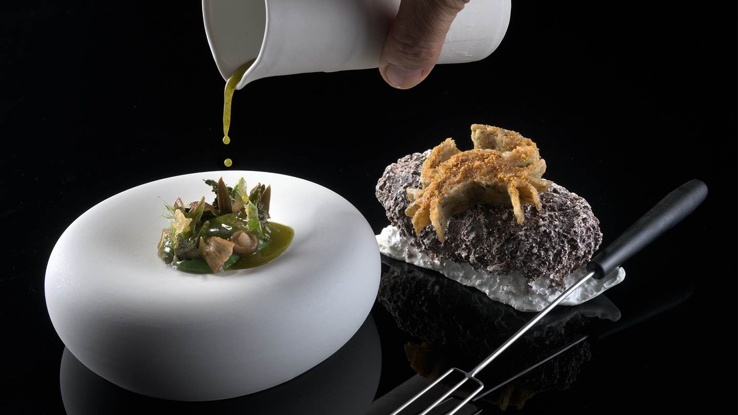 Ένα από τα κορυφαία ελληνικά εστιατόρια σερβίρει ροδίτικο fine dining στην Αθηναϊκή Ριβιέρα