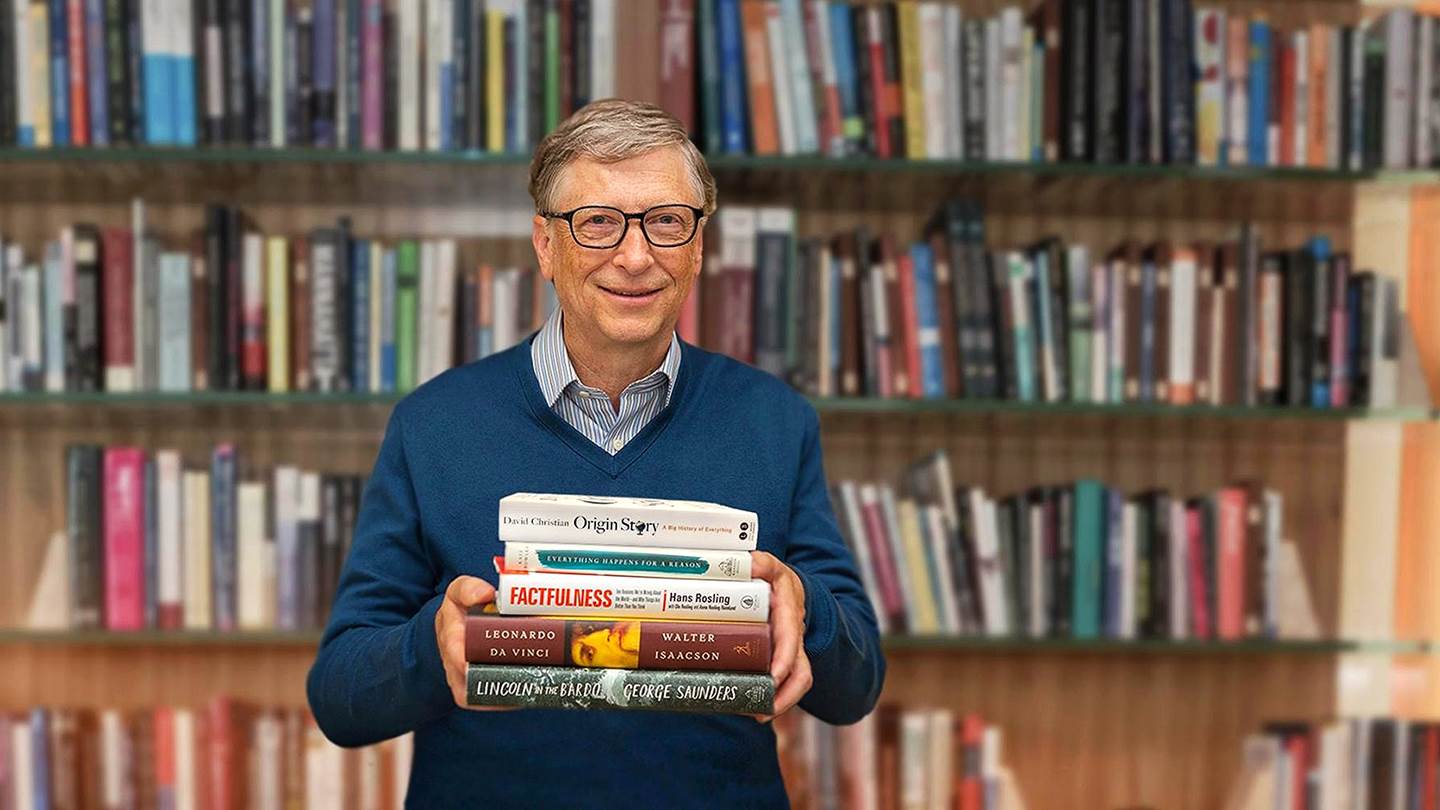 Η λίστα του Bill Gates με τα φετινά βιβλία που θα πάρει στην παραλία