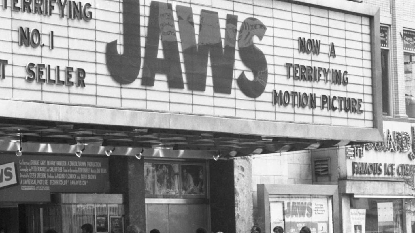 Όταν ο Stephen Spielberg έκανε την επανάστασή του με 'Τα Σαγόνια του Καρχαρία'
