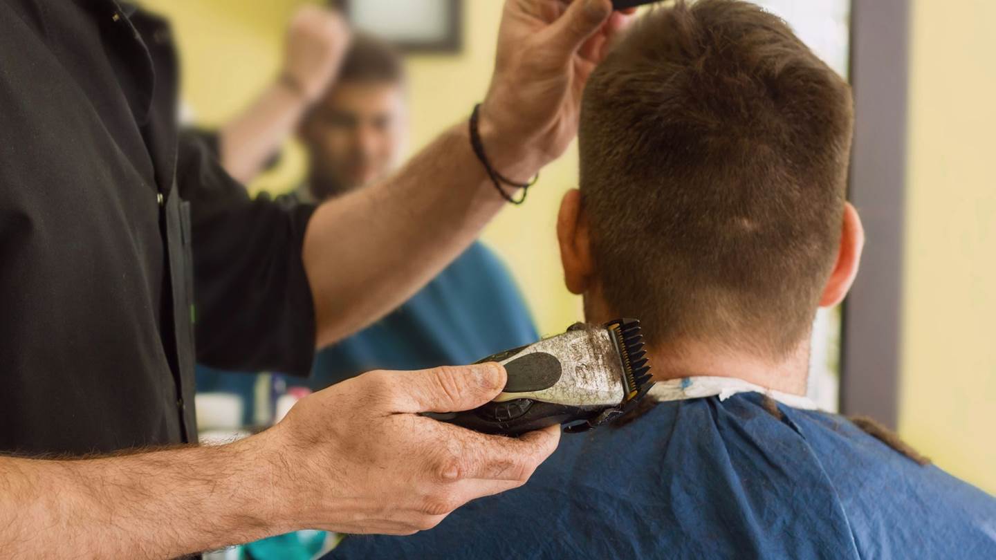 Τα κουρέματα που καμουφλάρουν την αραίωση των μαλλιών